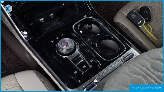 KIA CARNIVAL GASOLINE 7-SEATER HI-LIMOUSINE