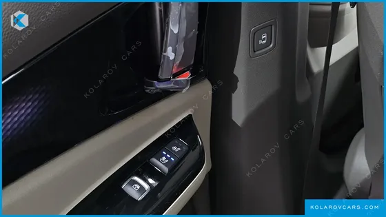 KIA CARNIVAL GASOLINE 7-SEATER HI-LIMOUSINE