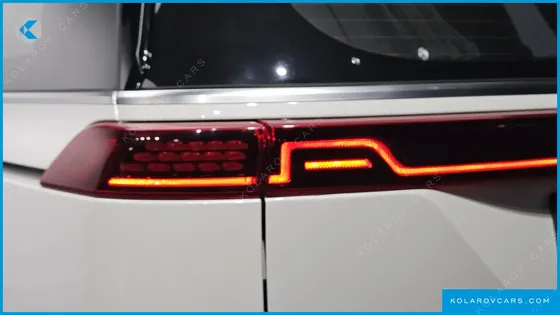KIA CARNIVAL GASOLINE 7-SEATER HI-LIMOUSINE