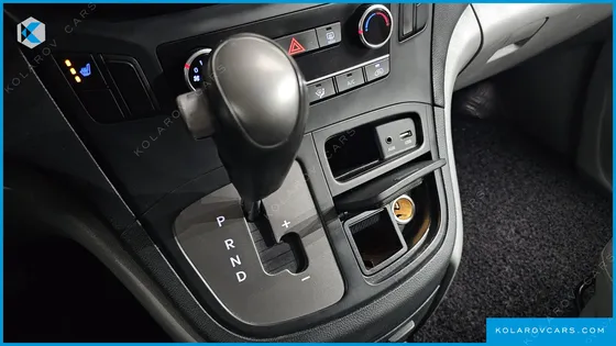 HYUNDAI STAREX VAN 5-SEATER