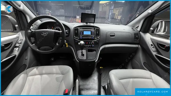 HYUNDAI STAREX VAN 5-SEATER