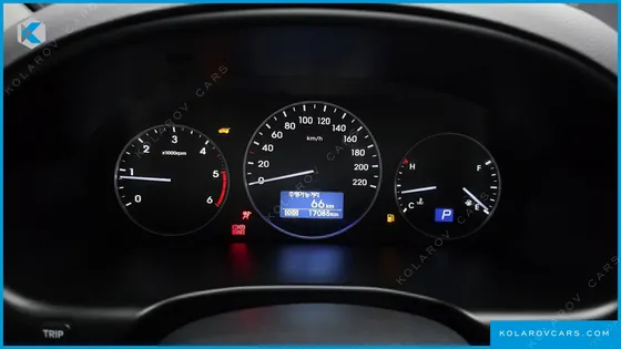 HYUNDAI STAREX VAN 5-SEATER