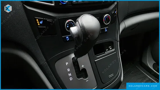 HYUNDAI STAREX VAN 5-SEATER