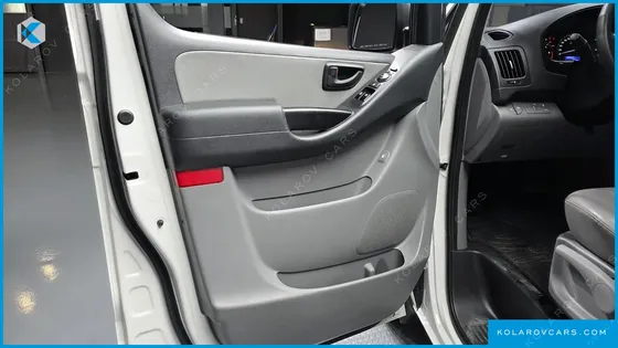 HYUNDAI STAREX VAN 5-SEATER