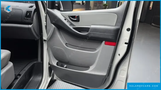 HYUNDAI STAREX VAN 5-SEATER