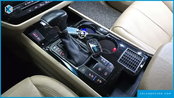 KIA CARNIVAL 7-SEATER HI-LIMOUSINE