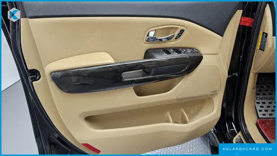 KIA CARNIVAL GASOLINE 7-SEATER HI-LIMOUSINE