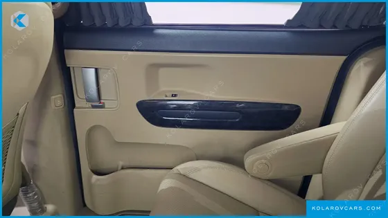KIA CARNIVAL GASOLINE 7-SEATER HI-LIMOUSINE