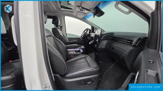 HYUNDAI STARIA 4WD LOUNGE 9-SEATER