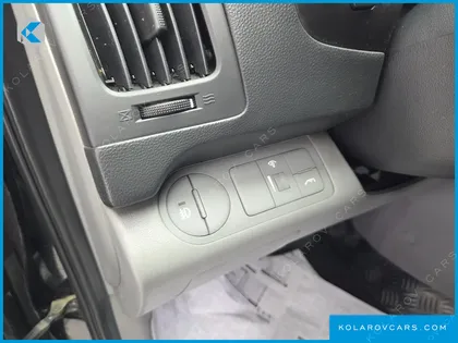 HYUNDAI STAREX 5-SEATER VAN