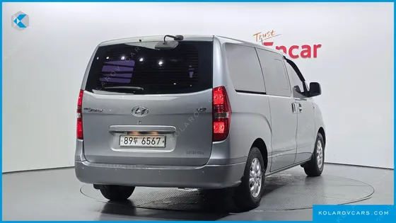HYUNDAI STAREX 5-SEATER VAN