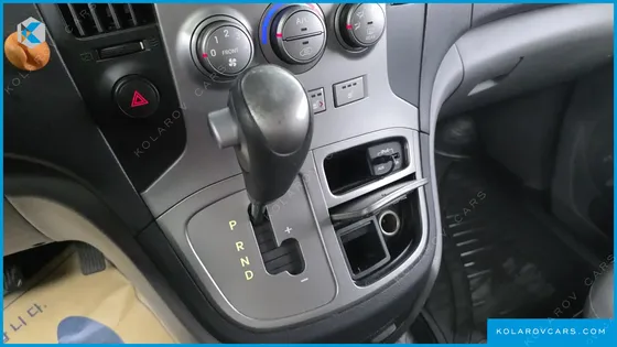 HYUNDAI STAREX 5-SEATER VAN