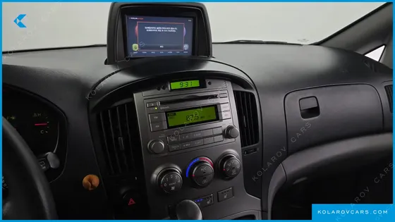 HYUNDAI STAREX 5-SEATER VAN