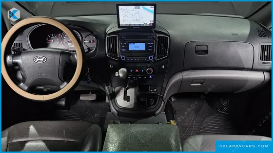 HYUNDAI STAREX 5-SEATER VAN