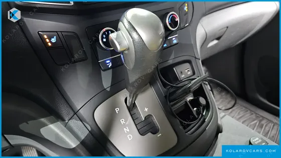 HYUNDAI STAREX 5-SEATER VAN