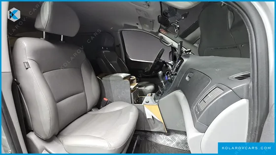 HYUNDAI STAREX 5-SEATER VAN