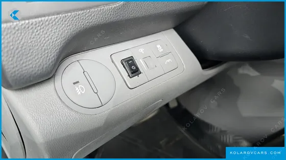 HYUNDAI STAREX 5-SEATER VAN