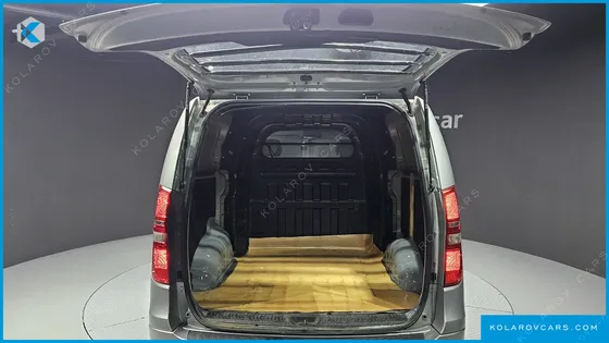 HYUNDAI STAREX 5-SEATER VAN