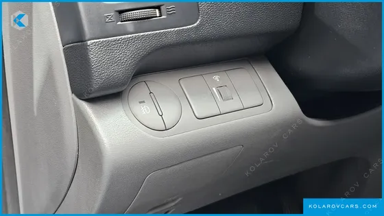 HYUNDAI STAREX 5-SEATER VAN
