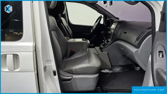 HYUNDAI STAREX 3-SEATER VAN