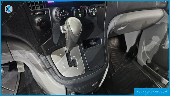 HYUNDAI STAREX 3-SEATER VAN