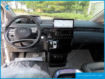 HYUNDAI STARIA LOUNGE 9-SEATER