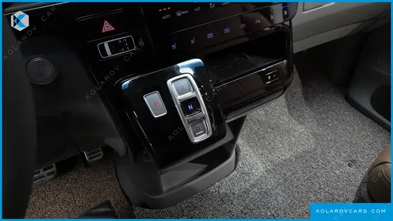 HYUNDAI STARIA HEV 1.6 LOUNGE 7-SEATER