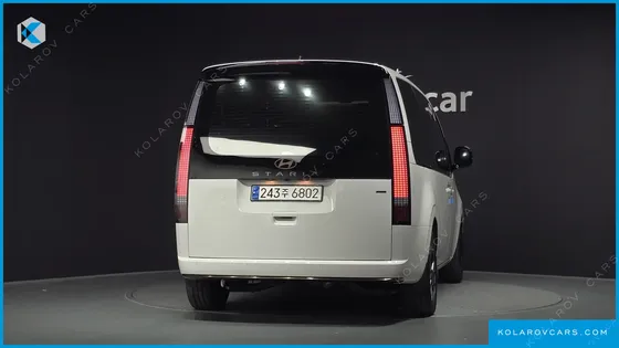 HYUNDAI STARIA 4WD LOUNGE 9-SEATER