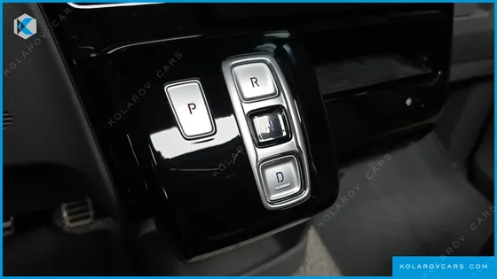 HYUNDAI STARIA 4WD LOUNGE 9-SEATER