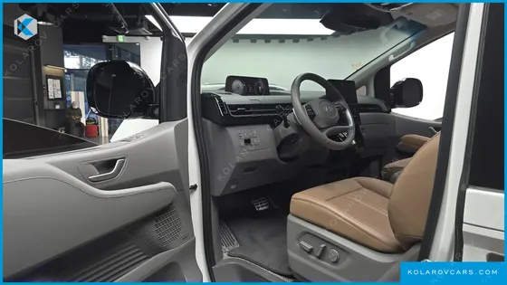 HYUNDAI STARIA 4WD LOUNGE 9-SEATER