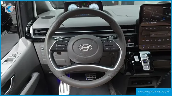 HYUNDAI STARIA 4WD LOUNGE 9-SEATER