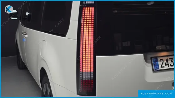HYUNDAI STARIA 4WD LOUNGE 9-SEATER