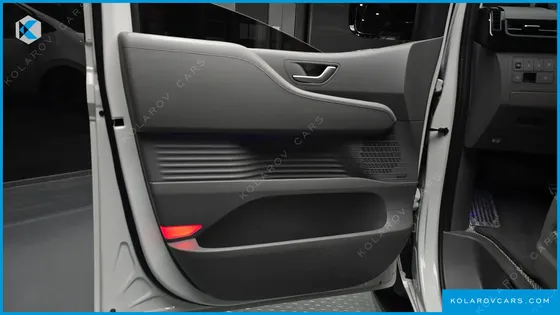 HYUNDAI STARIA 4WD LOUNGE 9-SEATER