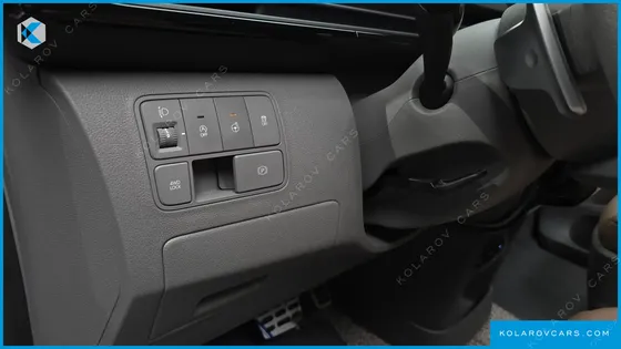 HYUNDAI STARIA 4WD LOUNGE 9-SEATER