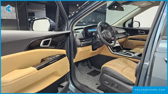 KIA CARNIVAL GASOLINE 7-SEATER OUTDOOR