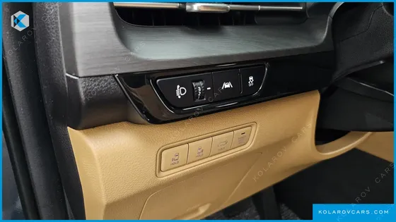 KIA CARNIVAL GASOLINE 7-SEATER OUTDOOR