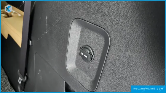 KIA CARNIVAL GASOLINE 7-SEATER OUTDOOR