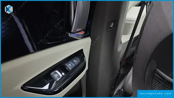 KIA CARNIVAL GASOLINE 7-SEATER SIGNATURE
