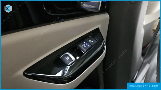 KIA CARNIVAL GASOLINE 9-SEATER SIGNATURE
