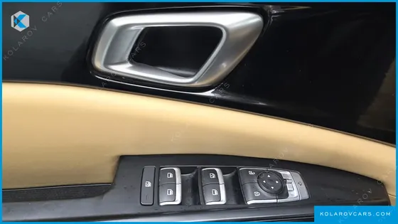 KIA CARNIVAL GASOLINE 11-SEATER PRESTIGE
