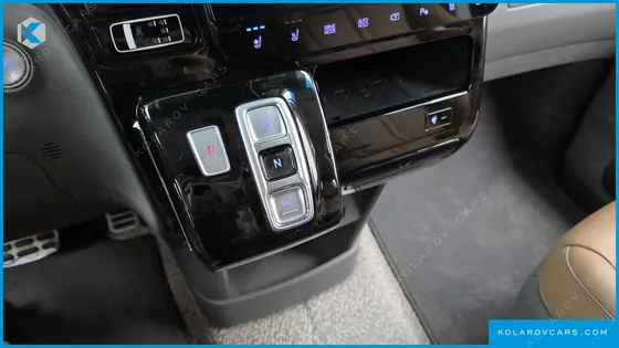 HYUNDAI STARIA L3.5 LOUNGE 7-SEATER