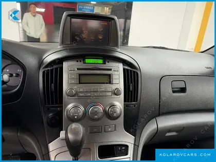 HYUNDAI STAREX 5-SEATER VAN