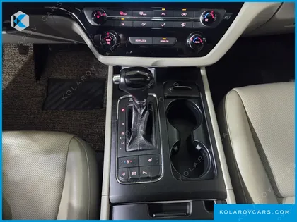KIA CARNIVAL 11-SEATER LUXURY