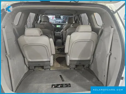 KIA CARNIVAL 9-SEATER LUXURY