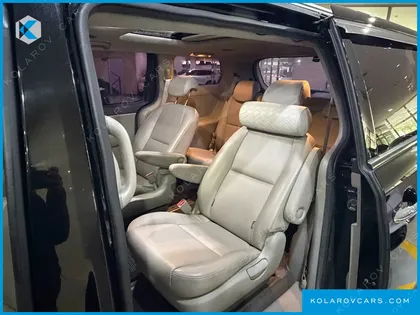 KIA CARNIVAL 9-SEATER LUXURY