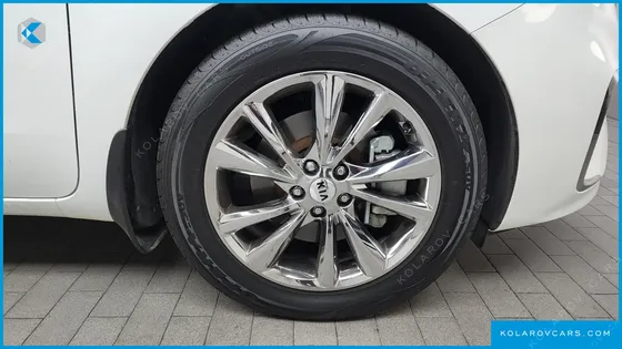 KIA CARNIVAL 9-SEATER OUTDOOR