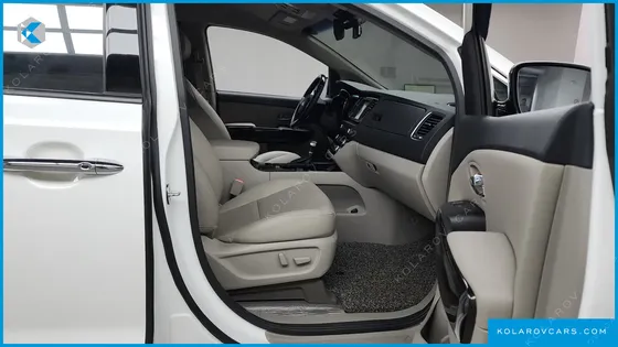 KIA CARNIVAL 9-SEATER OUTDOOR