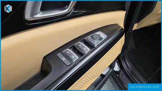 KIA CARNIVAL GASOLINE 11-SEATER PRESTIGE