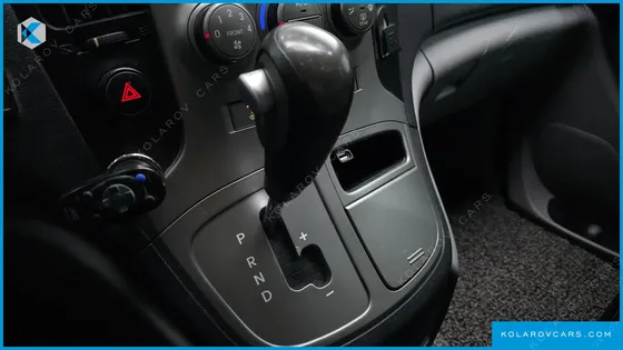 HYUNDAI STAREX 5-SEATER VAN