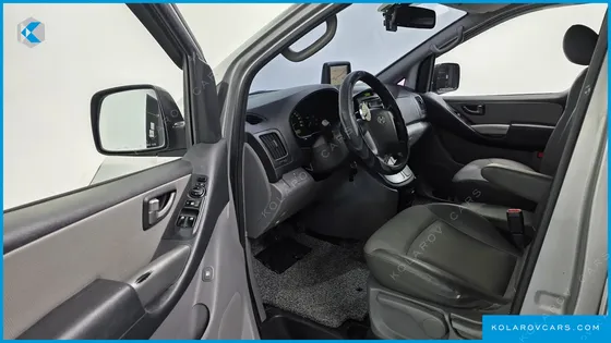 HYUNDAI STAREX 5-SEATER VAN